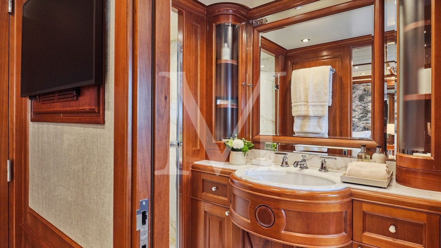 Riva_ I_charter_greece_benetti_Twin_cabin_ensuite