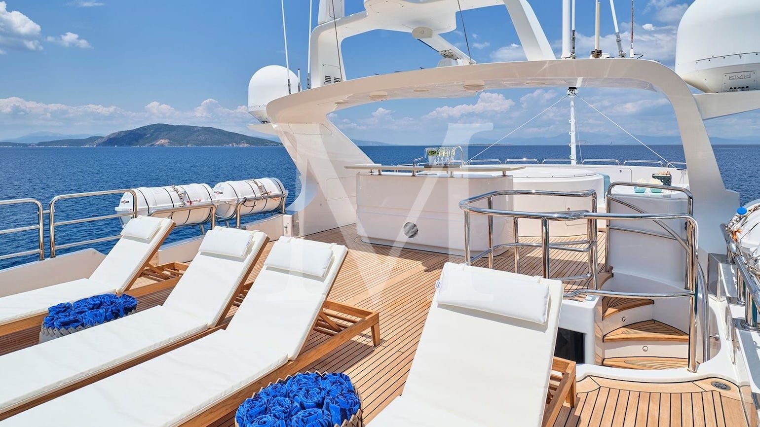 Riva_ I_charter_greece_benetti_sundeck3