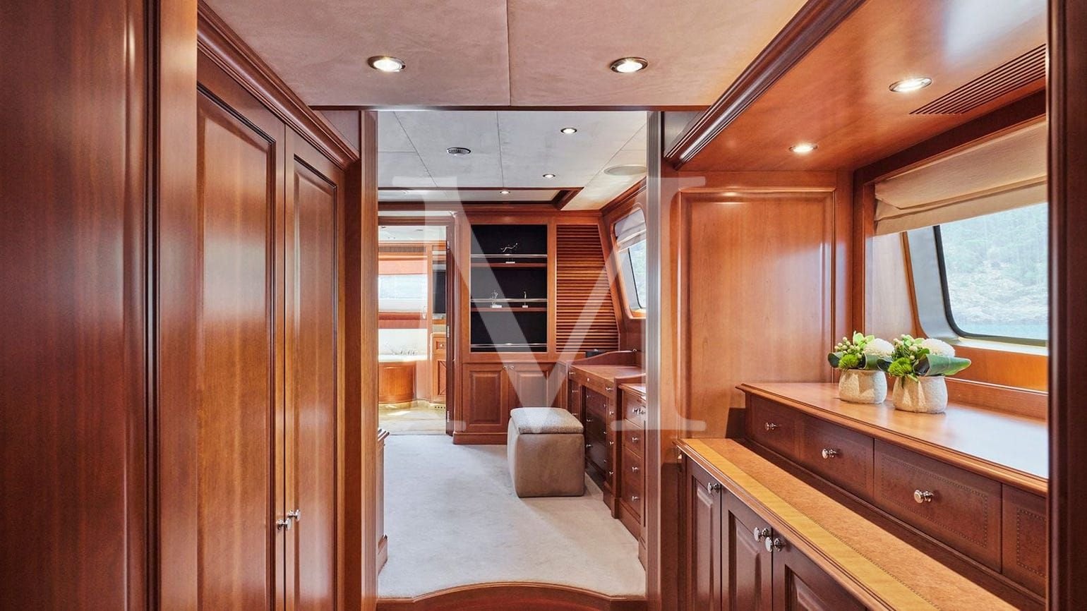 Riva_ I_charter_greece_benetti_main_deck_master_suite