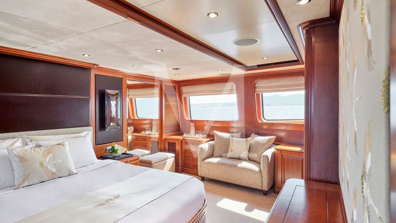 Riva_ I_charter_greece_benetti_main_deck_master_suite5