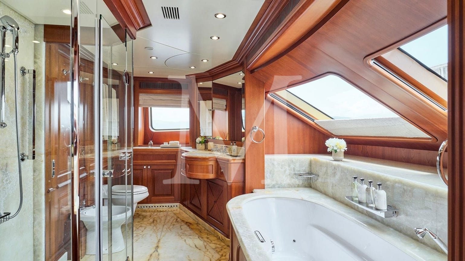 Riva_ I_charter_greece_benetti_main_deck_master_suite_ensuite