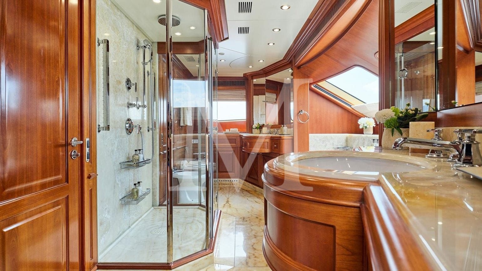 Riva_ I_charter_greece_benetti_main_deck_master_suite_ensuite3