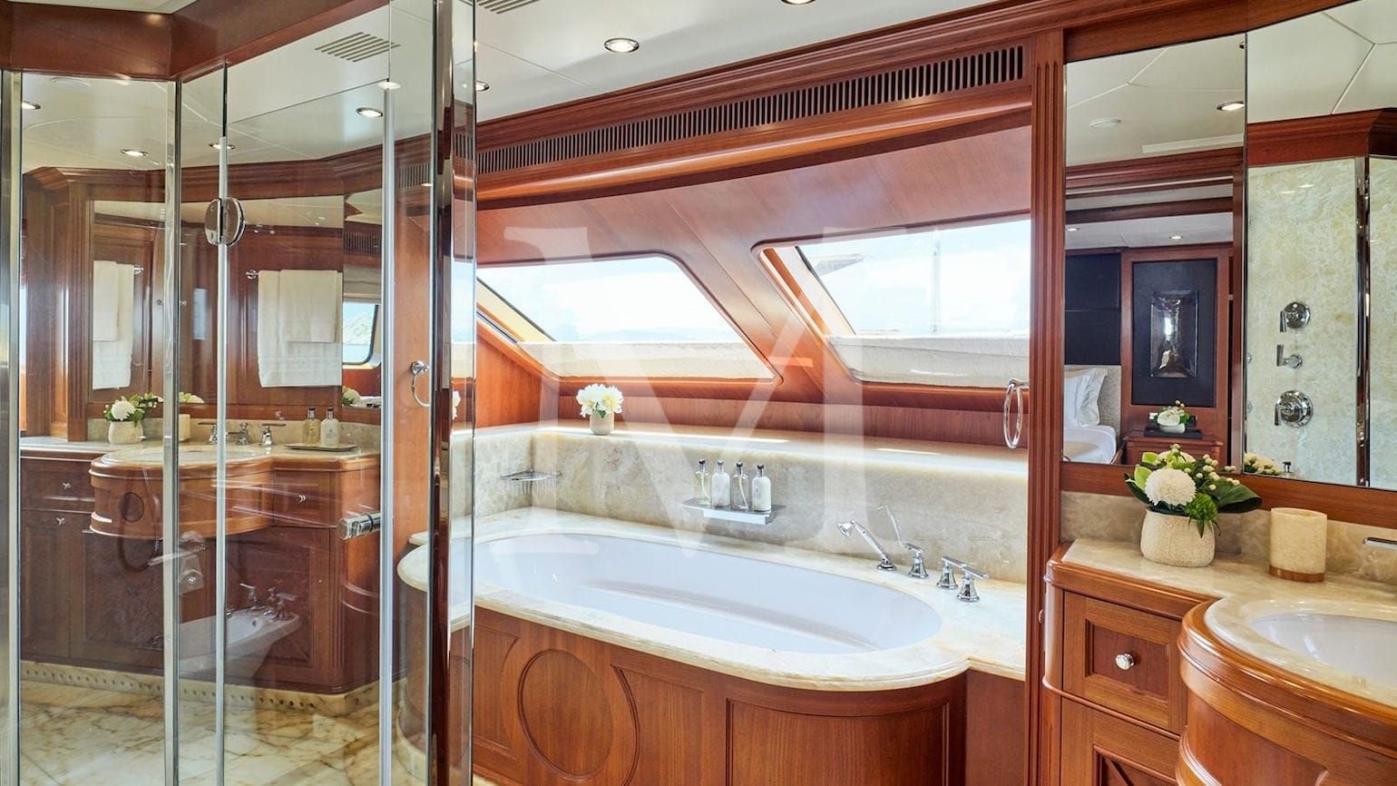 Riva_ I_charter_greece_benetti_main_deck_master_suite_ensuite2