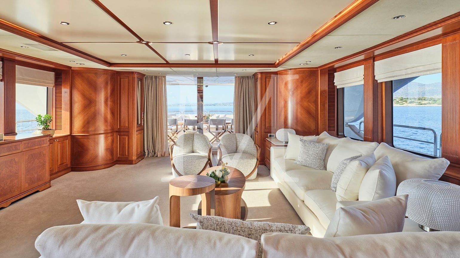 Riva_ I_charter_greece_benetti_main_deck_salon3