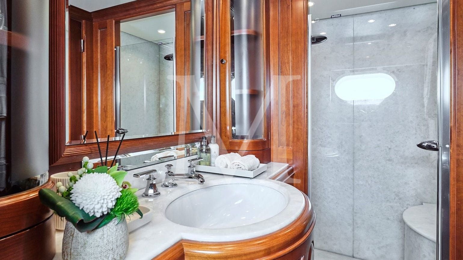 Riva_ I_charter_greece_benetti_double_cabin_ensuite
